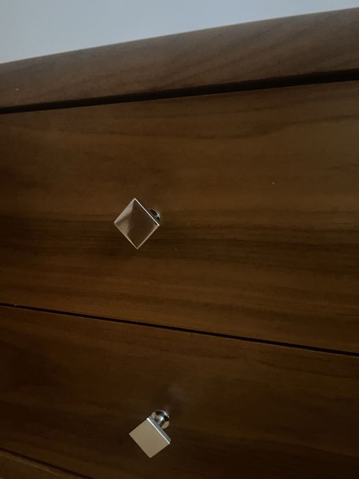 Mesa cabeceira. Em nogueira.