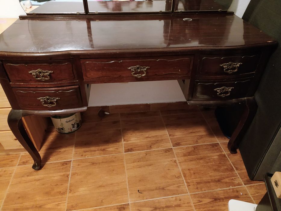 Toucador com gavetas de arrumação e espelho