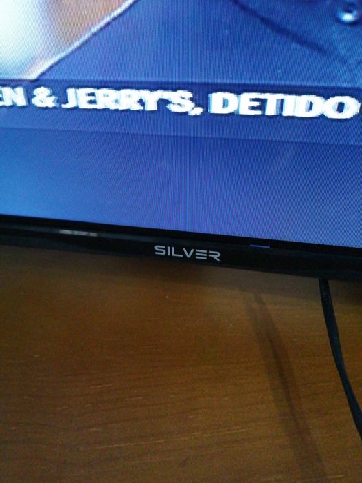 Televisão LCD Silver, 40, a funcionar.