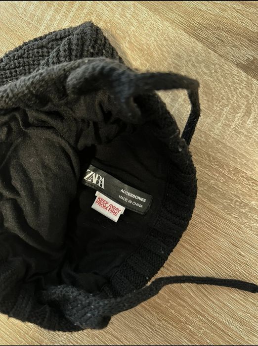 Czarna czapka wiązana z pomponem Zara 53,