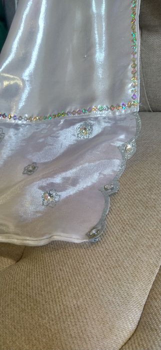 Echarpe prateada com lantejoulas