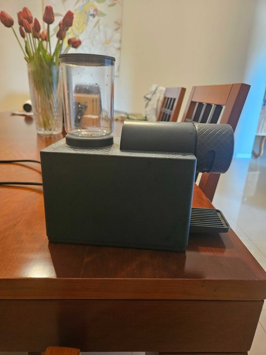Maquina de café Delta, compacta