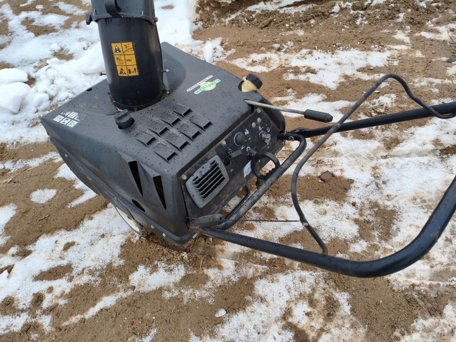 Odśnieżarka spalinowa z elektrycznym rozrusznikiem pług wirnikowy