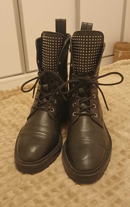 Botins estilo militar Zara com strass