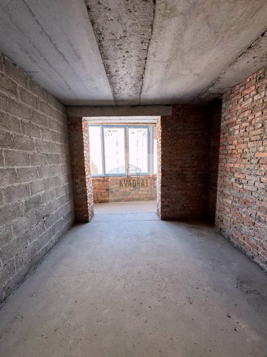 Продам простору 2-кімнатну квартиру у центрі міста