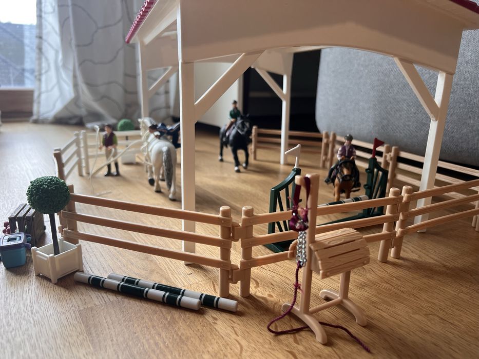 Zestaw schleich plac do jazdy z zadaszeniem