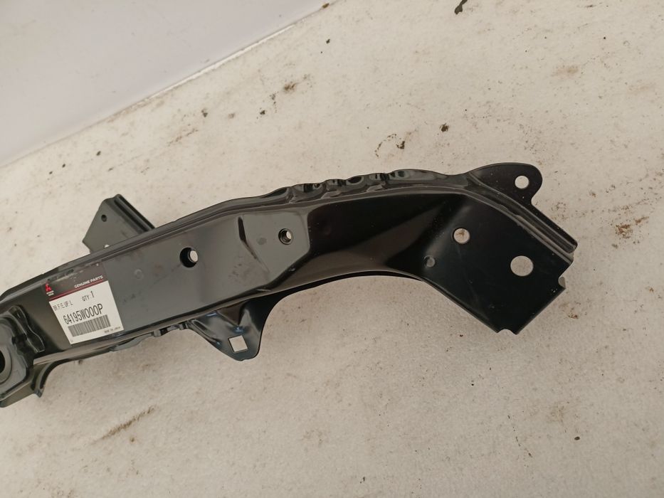 Mitsubishi Eclipse Cross Lift FL 21-24 lewy wspornik okluar lampy pasa