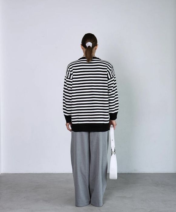 Чорно-білий светр в смужку