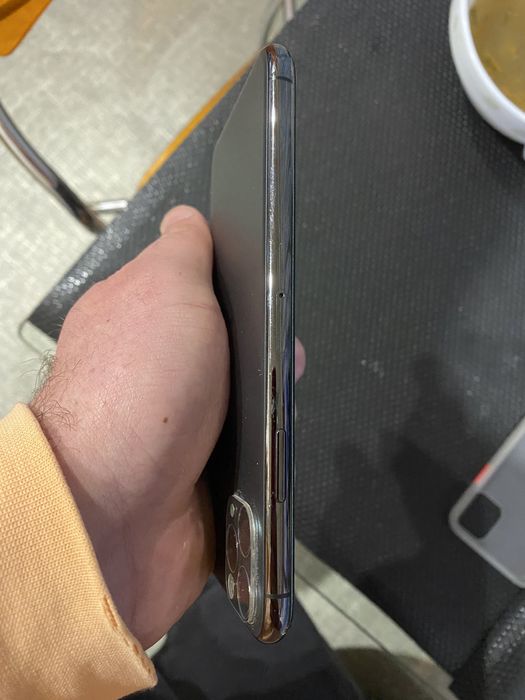 Продам телефон iPhone 11 Pro Max срочно 19000