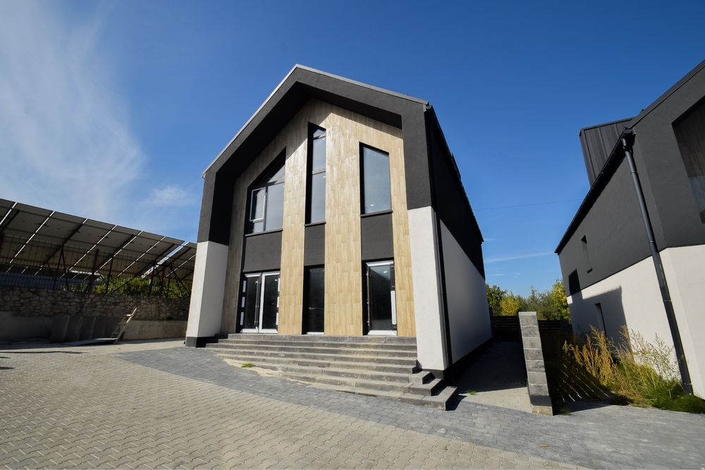 Продається 2х поверховий будинок у С. Смиківці