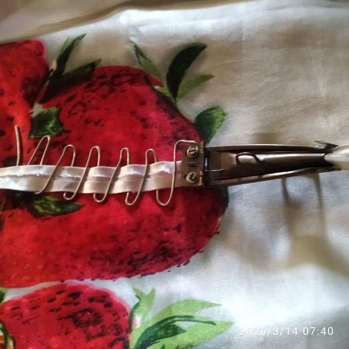 Окантованные лапки для промышленной машинки и вторая для бытовой