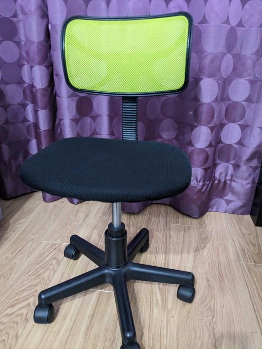 Cadeira Criança c/ assento Elevatório - Com Rodas - verde