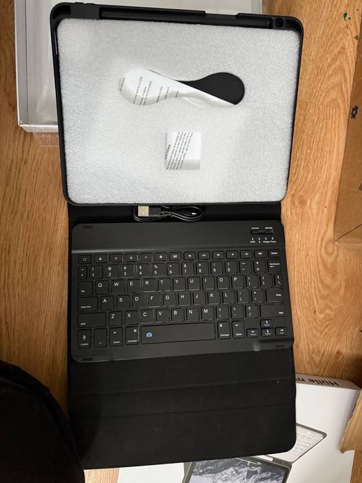 Чохол на iPad 10.9 з клавіатурою