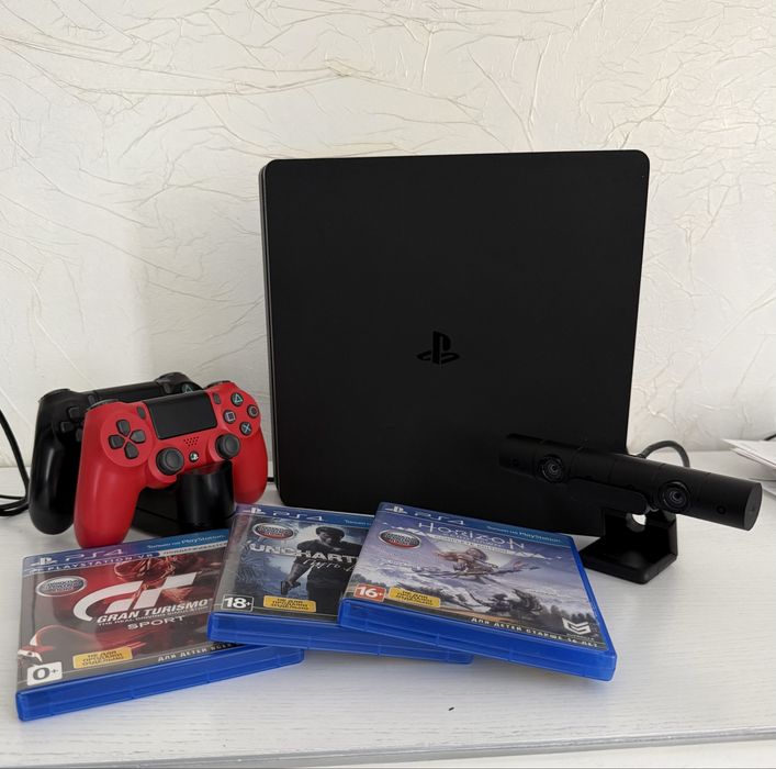 Sony PlayStation 4 slim 500GB повний комплект(2 геймпади, 3 гри, PS camera, док-станція)