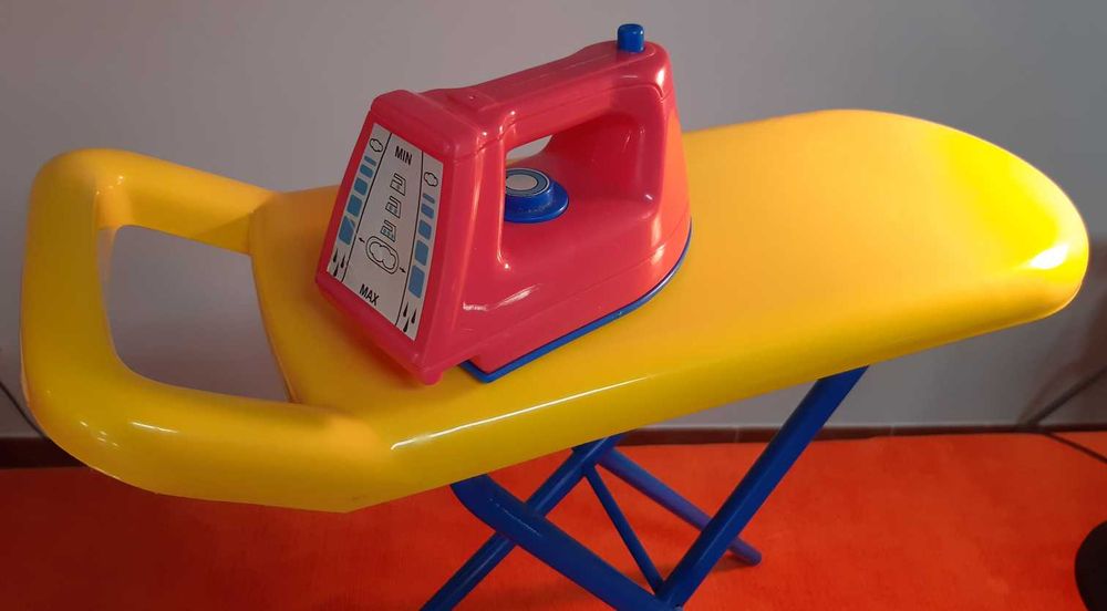 Brinquedos- banca de venda, tábua engomar + ferro, carrinho de compras