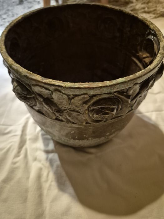 Antyczna mosiężna osłonka na donice