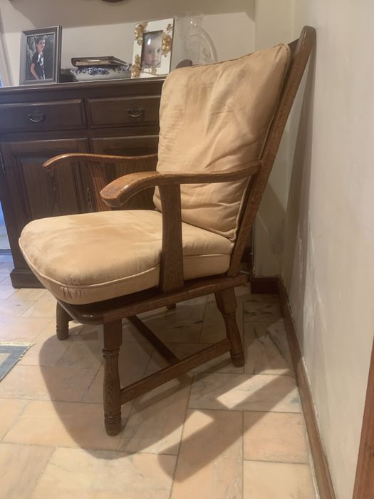 Dois cadeirões nórdicos em madeira