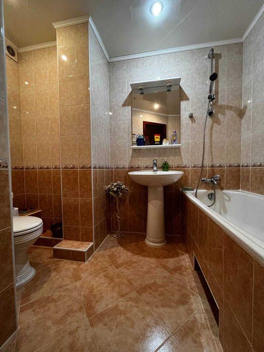 Простора 3 кімнатна квартира в центрі міста