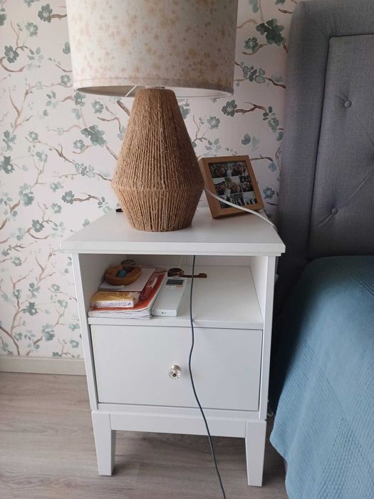 Mesa cabeceira IKEA em madeira branca com gaveta