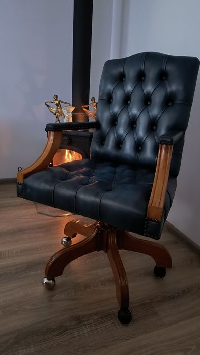 Obrotowy, skórzany fotel gabinetowy - chesterfield
