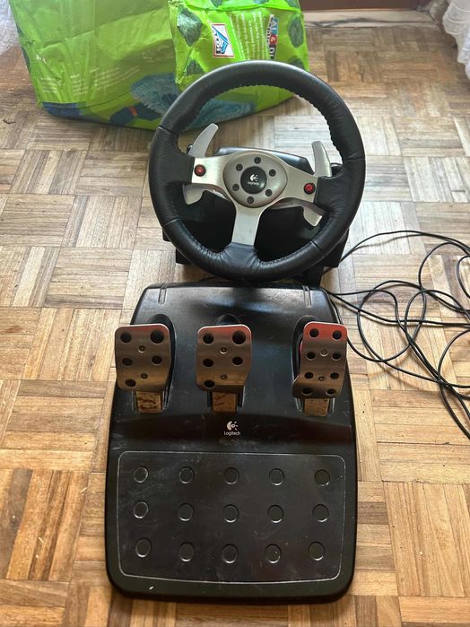 Volante + pedais Logitech