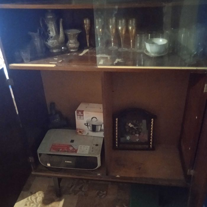 Продается сервант цвета орех производства СССР.
