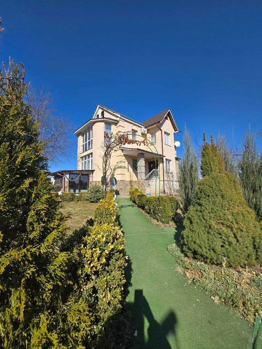 Просторий будинок у селі Данилівка