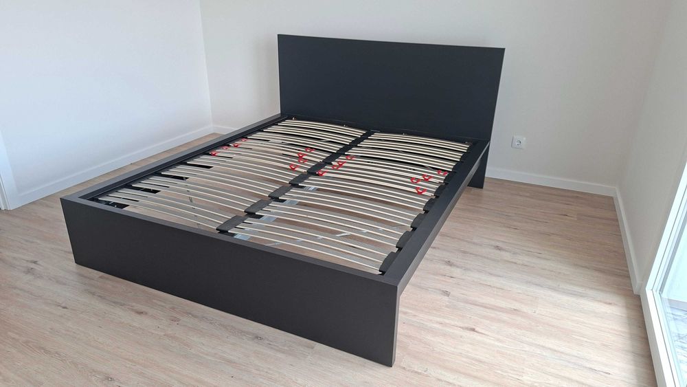 Cama de casal 160x200 cm Ikea Malm preta com estrado