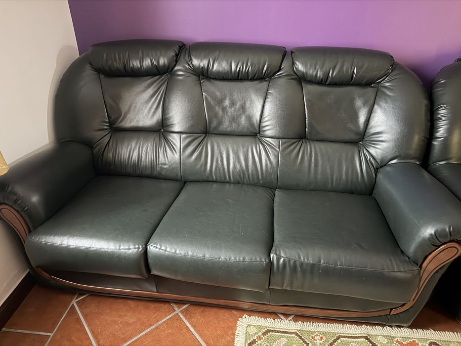 Terno sofas em pele verde escuro da marca aquinos