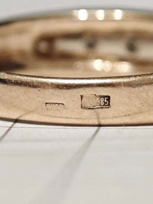 Золота каблучка, з діамантами 0.18ct, 585 проба.