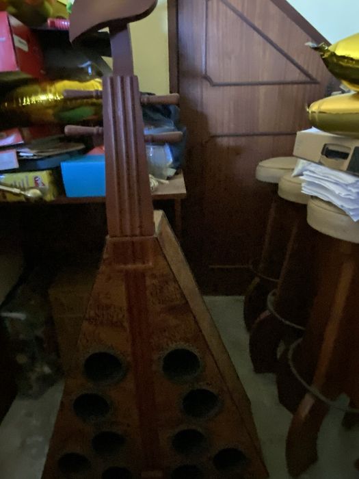 Garrafeira em forma  de instrumento