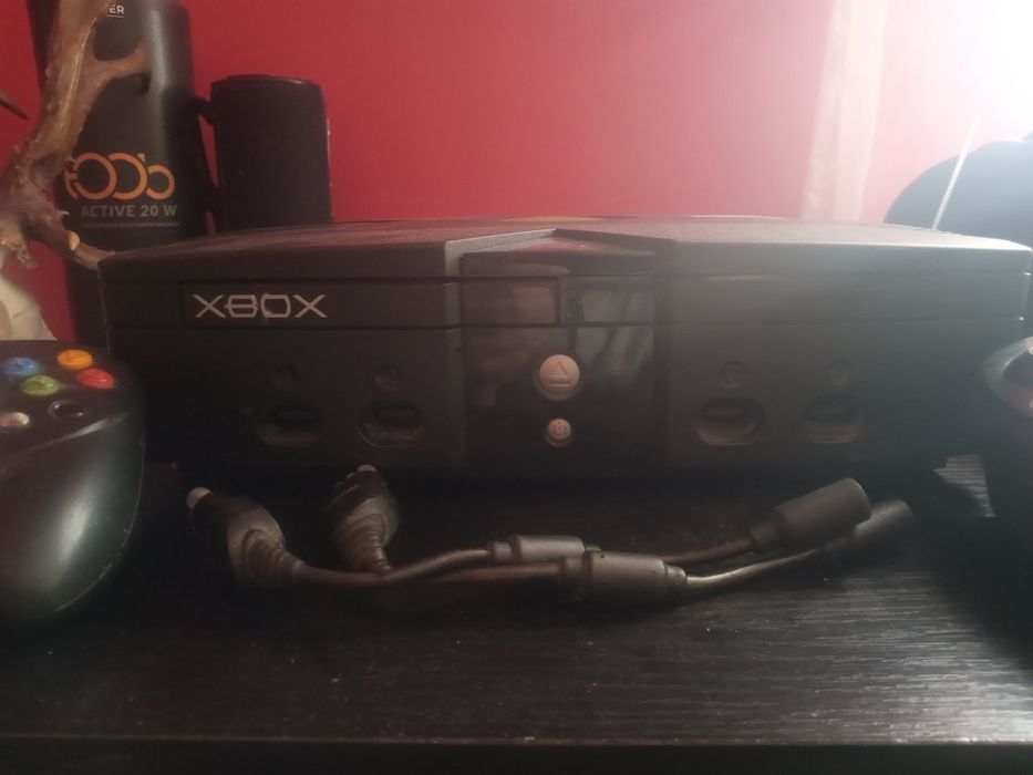 Konsola Xboks z padami