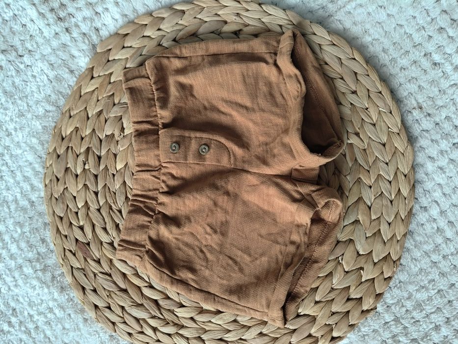 Brązowe spodenki chłopięce HM rozmiar 68