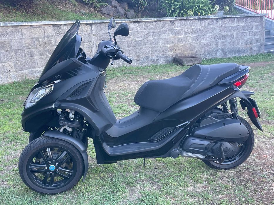 2025 Piaggio MP3 HPE 300 Deep Black Edition