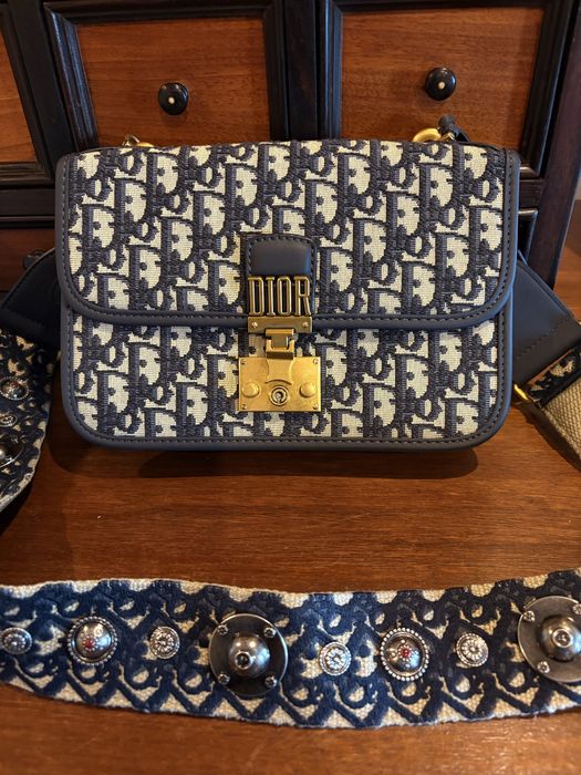 Mala azul com simbolos e detalhes exclusivos