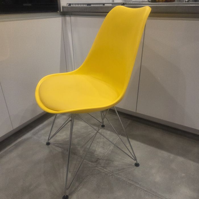 Dwa krzesła w kolorze żółtym