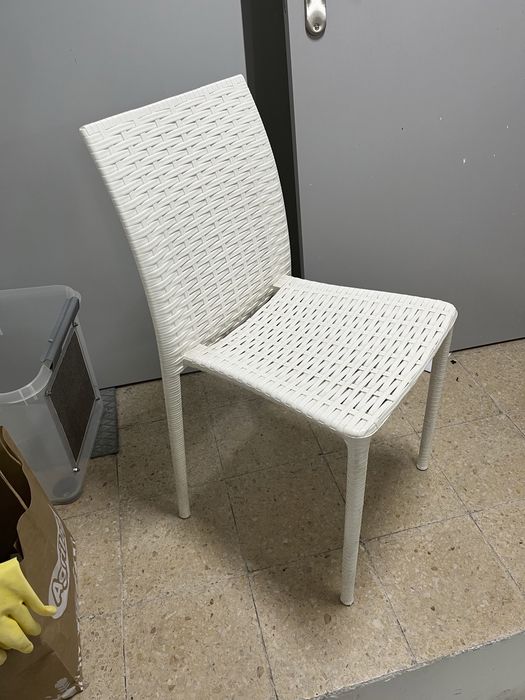 Cadeira branca de plastico