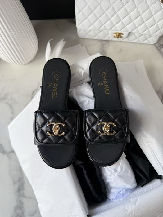 Klapki Chanel Black Leather