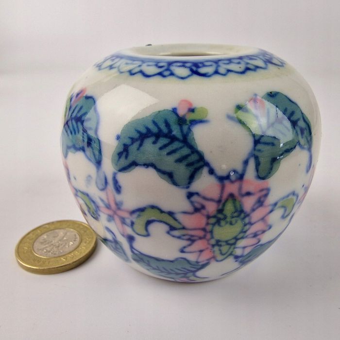 Chiński wazonik lub świecznik