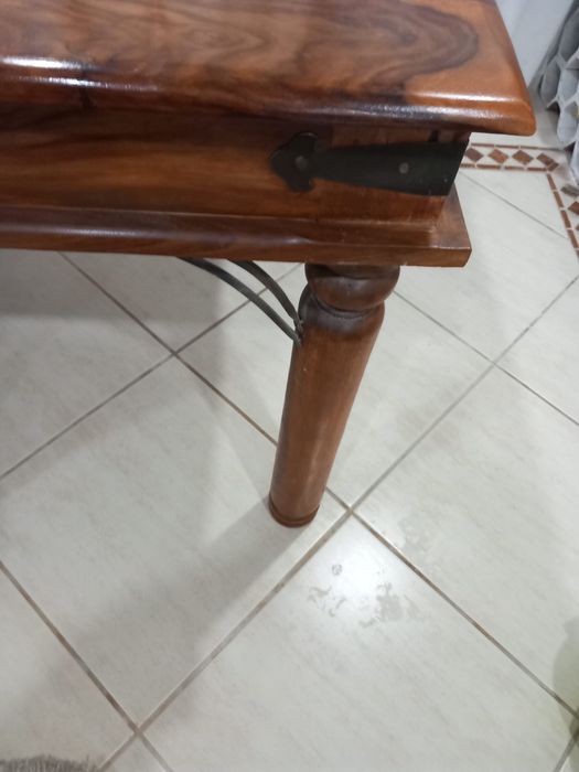 Mesa jantar madeira maciça com detalhes em metal