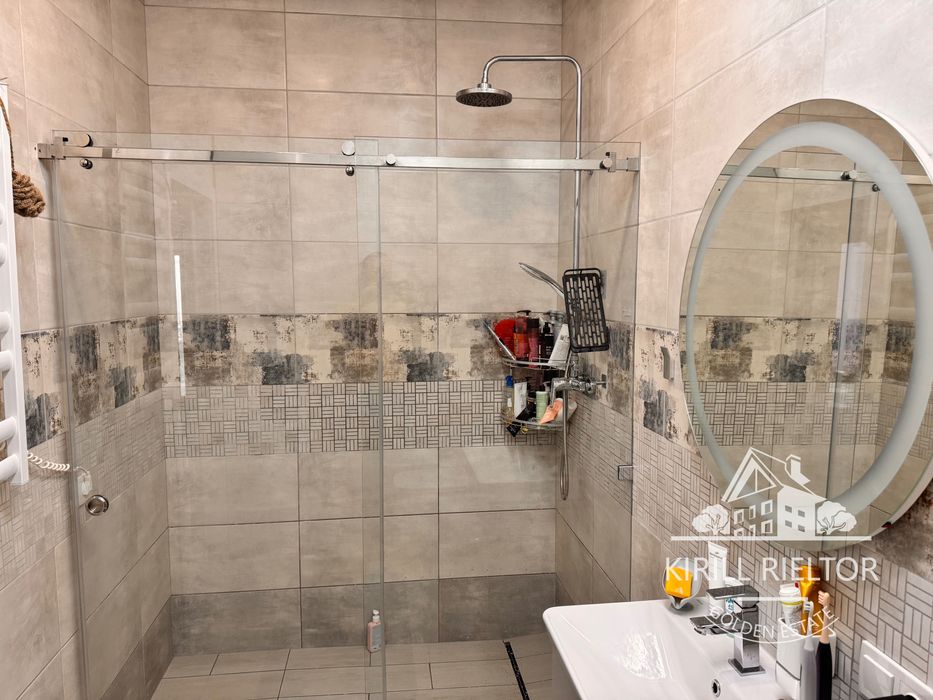 В городке "Золотые Ключи" продается дом с баней и бассейном