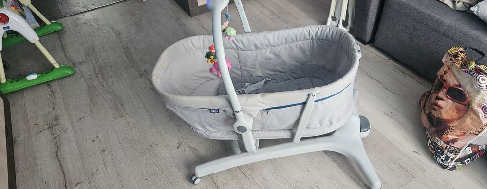 Дитяча колиска на колесах