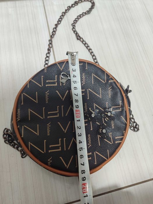 маленькая круглая сумка-мессенджер с монограммой и цепочкой