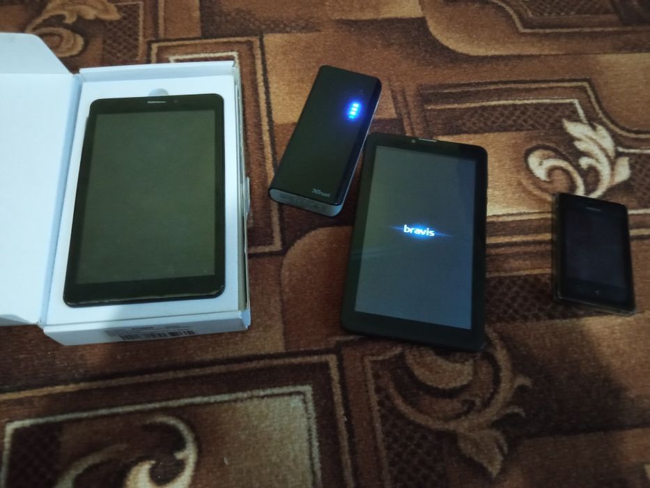 Планшети 2, і телефон в один лот