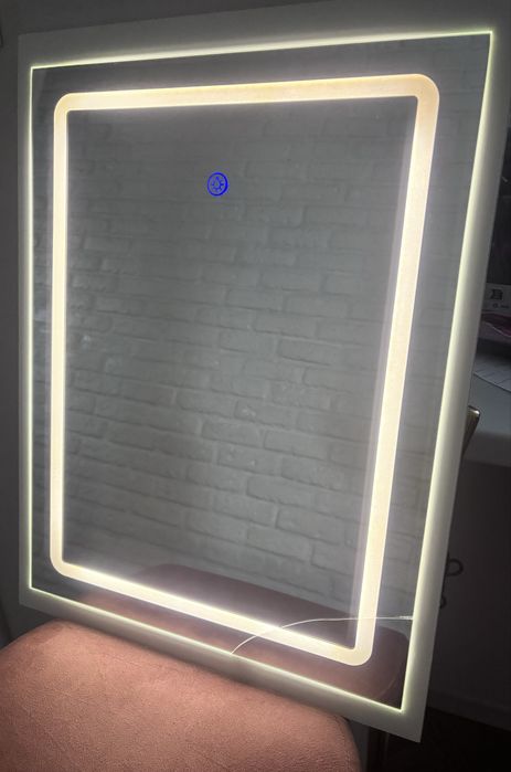 Prosta toaletka z wysuwanym lustrem + mały taboret.