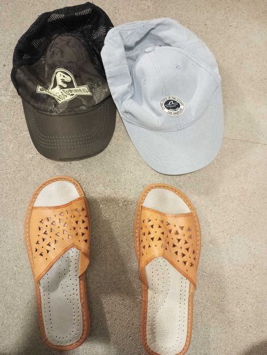 Kapcie plus dwie czapki