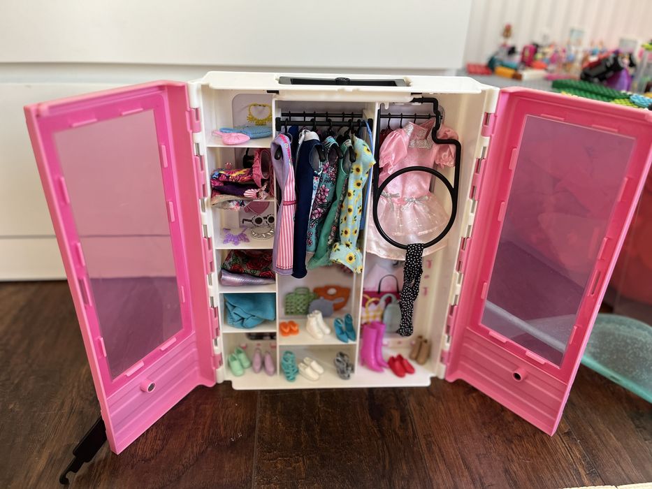 Szafa Barbie z akcesoriami i lalkami Barbie