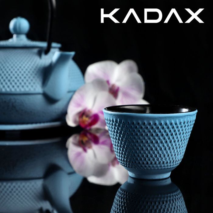 Czajnik żeliwny Teramo 0.85L z czarkami, podstawką i widelcem,