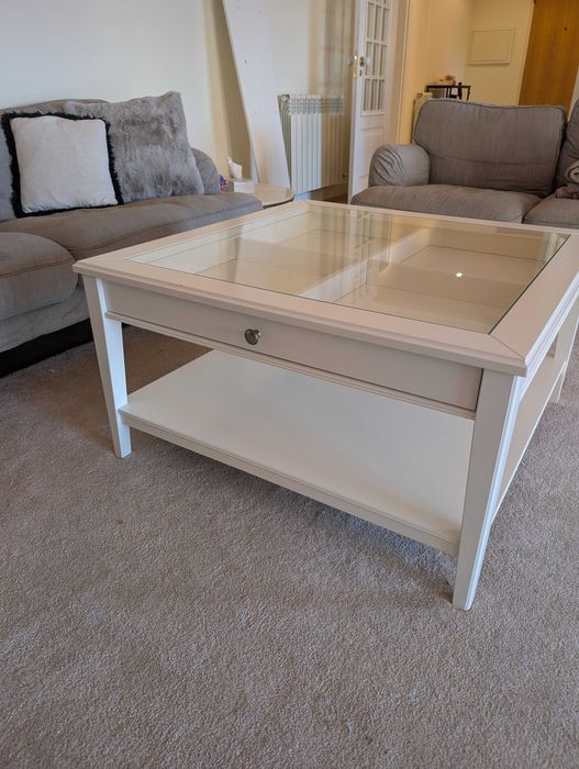 Mesa de Centro Branca com Tampo de Vidro – Como Nova