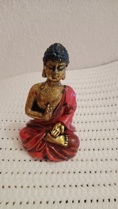 Buda dourado e vermelho